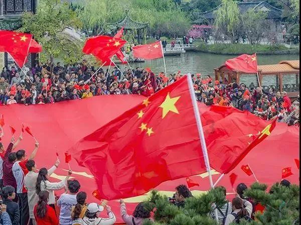 女子旅游时在车上睡着被叫醒称不尊重导游，你能接受导游的做法吗？游戏画面