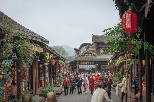 逃离残破的船只
