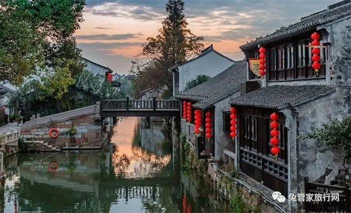 货车超高被卡桥下 机场暖心助力通行
